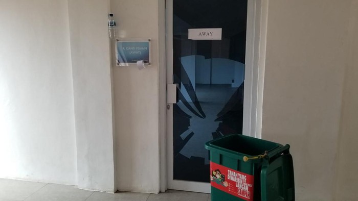 Kaca pintu ruang ganti pemain di Stadion Benteng Reborn, Tangerang, pecah