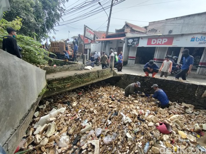 Kali Licin di Pancoran Mas, Depok tertutup sampah yang mayoritas styrofoam. Sebanyak 30 petugas dikerahkan untuk pembersihan. (Dwi Rahmawati/detikcom) Kali Licin di Pancoran Mas, Depok tertutup sampah yang mayoritas styrofoam. Sebanyak 30 petugas dikerahkan untuk pembersihan. (Dwi Rahmawati/detikcom)