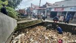Penampakan Sampah Styrofoam Penuhi Kali Licin Pancoran Mas Depok