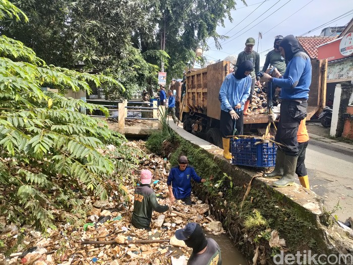 Kali Licin di Pancoran Mas, Depok tertutup sampah yang mayoritas styrofoam. Sebanyak 30 petugas dikerahkan untuk pembersihan. (Dwi Rahmawati/detikcom)
