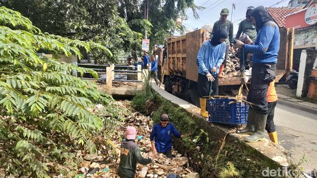 Kali Licin di Pancoran Mas, Depok tertutup sampah yang mayoritas styrofoam. Sebanyak 30 petugas dikerahkan untuk pembersihan. (Dwi Rahmawati/detikcom)