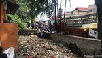 Penampakan Sampah Styrofoam Penuhi Kali Licin Pancoran Mas Depok