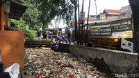 Lurah Mampang, Darmawansyah, mengatakan sejak Rabu (23/2) siang, tumpukan sampah sudah mulai terlihat. Ia pun melaporkan kondisi ke Camat Pancoran Mas dan Kepala Dinas PUPR Kota Depok.