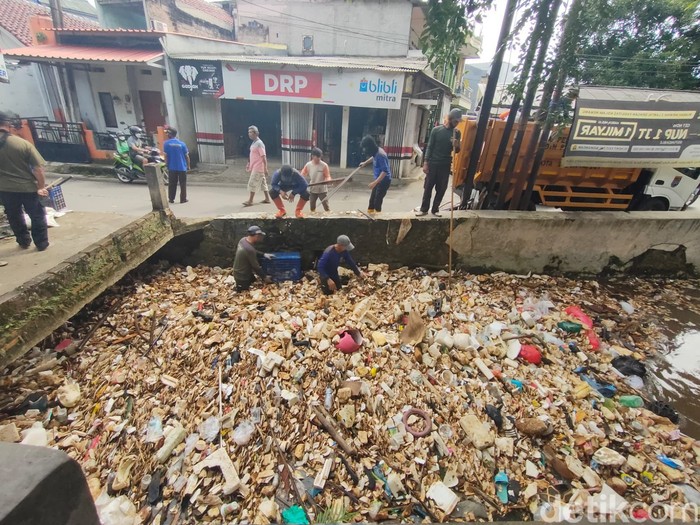 Kali Licin di Pancoran Mas, Depok tertutup sampah yang mayoritas styrofoam. Sebanyak 30 petugas dikerahkan untuk pembersihan. (Dwi Rahmawati/detikcom)