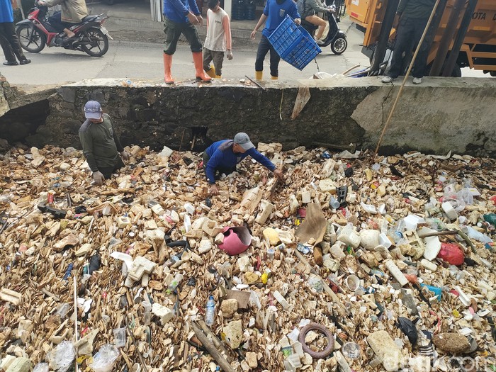 Kali Licin di Pancoran Mas, Depok tertutup sampah yang mayoritas styrofoam. Sebanyak 30 petugas dikerahkan untuk pembersihan. (Dwi Rahmawati/detikcom)