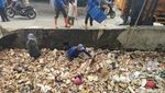Penampakan Sampah Styrofoam Penuhi Kali Licin Pancoran Mas Depok