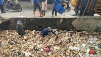 Biasanya dari hulu ini sudah benang merah deh, sudah sampai Bogor ke sananya lagi. Karena ini memang dari hulu selalu mengalir ke sini sampai hilir ujung, Kali Krukut, katanya.