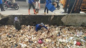 Penampakan Sampah Styrofoam Penuhi Kali Licin Pancoran Mas Depok
