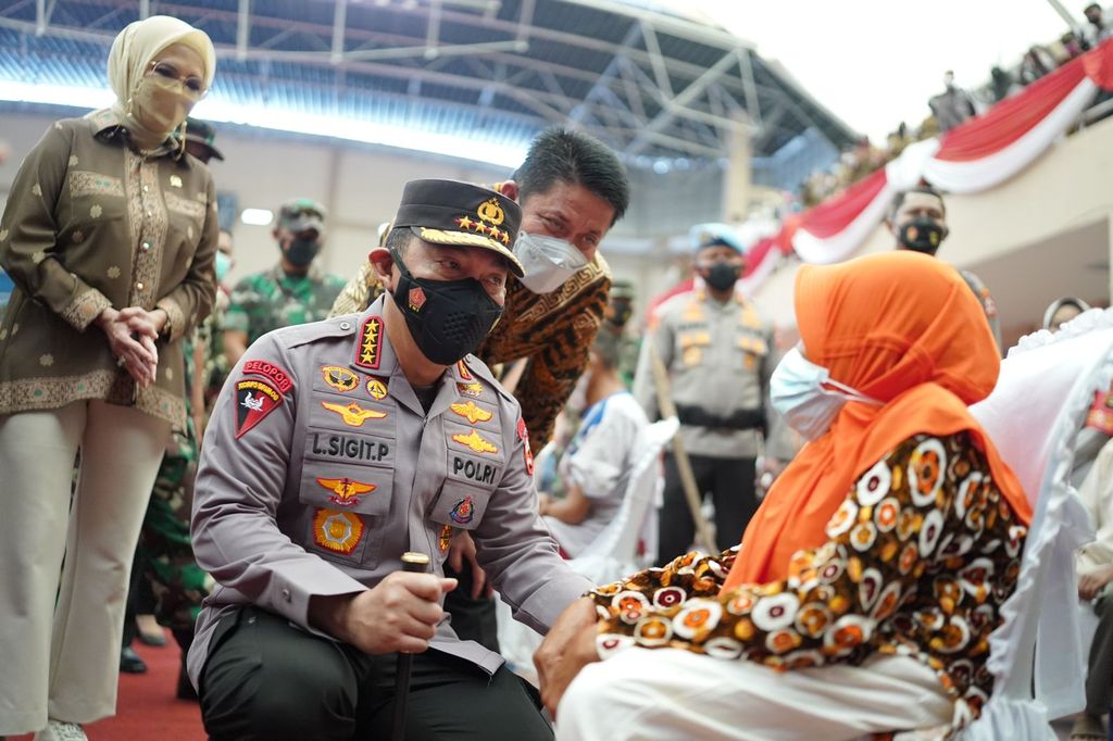 Kapolri Jenderal Listyo Sigit Prabowo meninjau akselerasi vaksinasi di Sumsel
