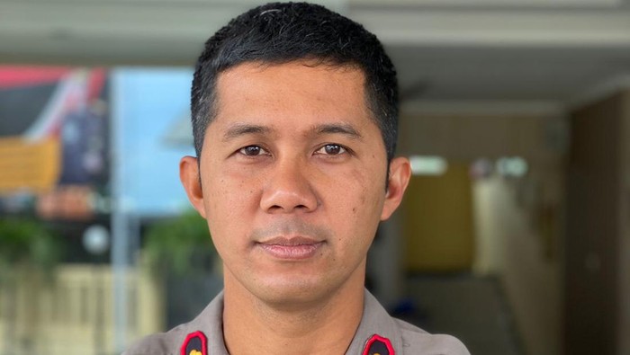 Kapolsek Sunda Kelapa AKP Seto Handoko Putra mengecek lokasi keributan di Lapangan Ingub Muara Angke, Jakarta Utara, Selasa (22/2/2022).