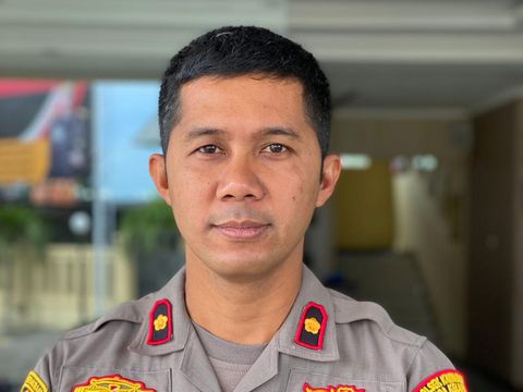 Kapolsek Sunda Kelapa AKP Seto Handoko Putra mengecek lokasi keributan di Lapangan Ingub Muara Angke, Jakarta Utara, Selasa (22/2/2022).