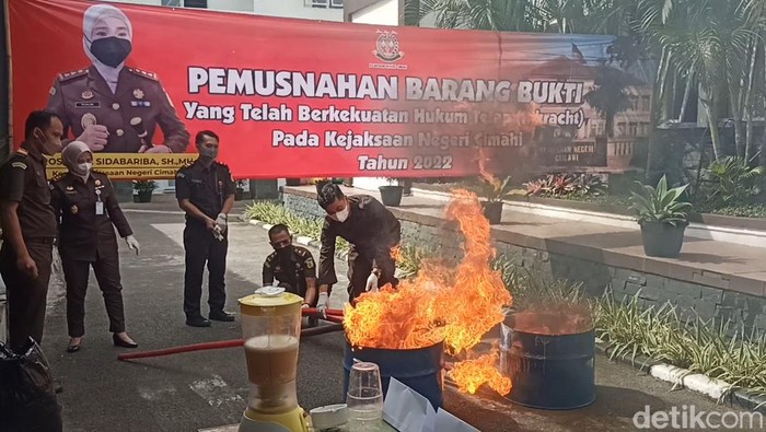 Kejaksaan Negeri Kota Cimahi memusnahkan sejumlah barang bukti dari perkara yang sudah ditangani kejaksaan.