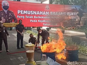 Ratusan Lembar Uang Palsu-Ganja Sintetis Dibakar di Cimahi