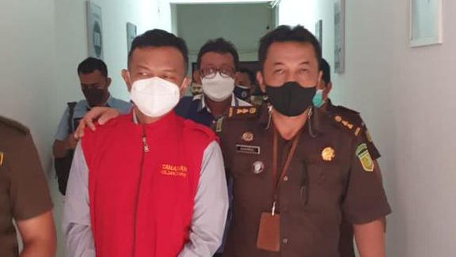 Kejaksaan Tinggi (Kejati) Banten kembali menahan eks pejabat Ditjen Bea Cukai berinisial VIM yang menjadi tersangka dugaan pungutan liar (pungli) di Bandara Soekarno-Hatta. (dok Kejati Banten)