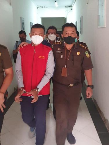 Kejaksaan Tinggi (Kejati) Banten kembali menahan eks pejabat Ditjen Bea Cukai berinisial VIM yang menjadi tersangka dugaan pungutan liar (pungli) di Bandara Soekarno-Hatta. (dok Kejati Banten)