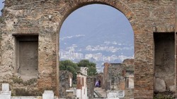 Terobos Kawasan Terlarang Pompeii Naik Moped, Turis Australia Ditangkap