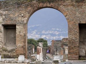 Terobos Kawasan Terlarang Pompeii Naik Moped, Turis Australia Ditangkap