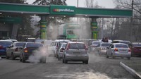 Antrean kendaraan terlihat mengular di sebuah pompa bensin di Kyiv, Ukraina, Kamis (24/2/2022) waktu setempat. AP/Vadim Ghirda