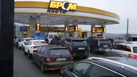 Kala itu antrean disetiap SPBU di Ukraina penuh. Warga panik untuk meninggalkan ibu kota. AP/Efrem Lukatsky