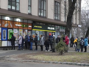 Situasi Terkini Ukraina: Warga Ramai-ramai Serbu ATM dan SPBU