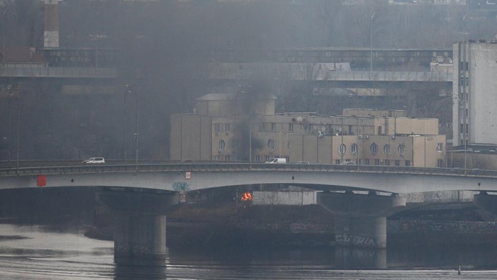 Kepulan Asap Membumbung dari Gedung Kemenhan Ukraina Kepulan asap mengepul dari kompleks gedung Kementerian Pertahanan Ukraina di Kyiv. Berikut penampakan foto-foto terkininya!