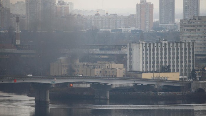 Kepulan asap mengepul dari kompleks gedung Kementerian Pertahanan Ukraina di Kyiv. Berikut penampakan foto-foto terkininya!