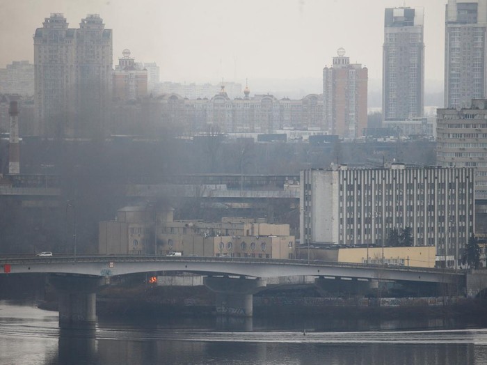 Kepulan asap mengepul dari kompleks gedung Kementerian Pertahanan Ukraina di Kyiv. Berikut penampakan foto-foto terkininya!