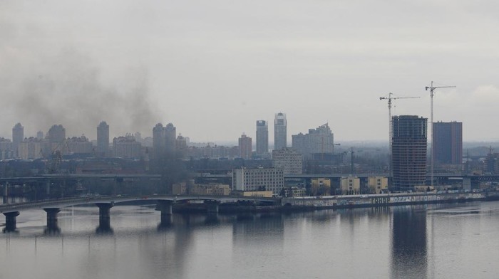 Kepulan asap mengepul dari kompleks gedung Kementerian Pertahanan Ukraina di Kyiv. Berikut penampakan foto-foto terkininya!