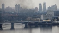 Asap membubung di dekat sebuah gedung militer atau Kementerian Pertahanan setelah serangan Rusia di Kyiv, Ukraina, Kamis (24/2/2022).