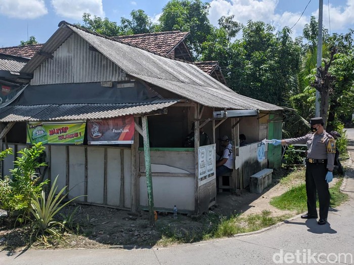 Pemilik warung mi ayam dan pelanggannya keracunan usai meminum kopi. Si pelanggan harus dilarikan ke rumah sakit karena pingsan dan mulutnya mengeluarkan busa.