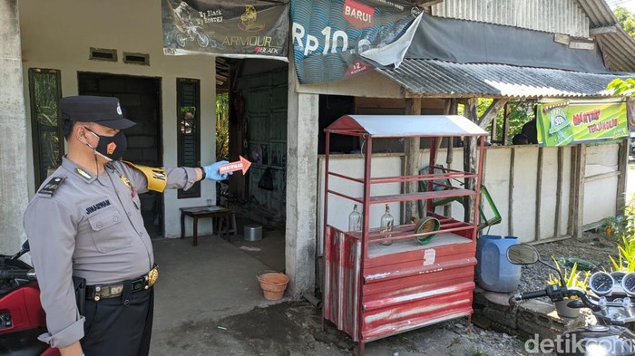 Pemilik warung mi ayam dan pelanggannya keracunan usai meminum kopi. Si pelanggan harus dilarikan ke rumah sakit karena pingsan dan mulutnya mengeluarkan busa.