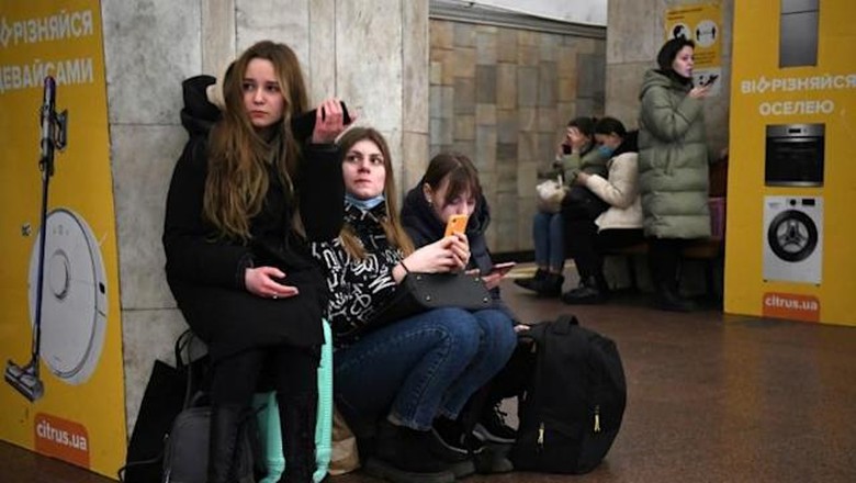 Ketika Stasiun Kereta Bawah Tanah Ukraina Diubah Jadi Bungker Ketika Stasiun Kereta Bawah Tanah Ukraina Diubah Jadi Bungker
