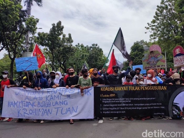 Koalisi Rakyat Tolak Penggusuran kembali demo di Balai Kota DKI. Mereka meminta Anies Baswedan mencabut pergub penggusuran era Ahok. (Nahda RU/detikcom)