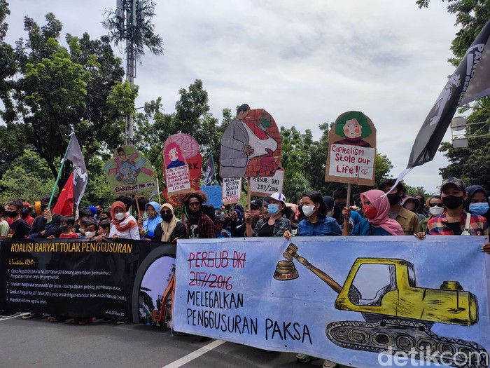 Koalisi Rakyat Tolak Penggusuran kembali demo di Balai Kota DKI. Mereka meminta Anies Baswedan mencabut pergub penggusuran era Ahok. (Nahda RU/detikcom)
