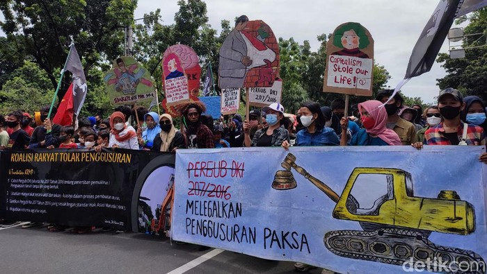Koalisi Rakyat Tolak Penggusuran kembali demo di Balai Kota DKI. Mereka meminta Anies Baswedan mencabut pergub penggusuran era Ahok. (Nahda RU/detikcom)
