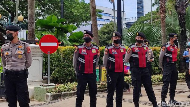 Koalisi Rakyat Tolak Penggusuran kembali demo di Balai Kota DKI. Mereka meminta Anies Baswedan mencabut pergub penggusuran era Ahok. (Nahda RU/detikcom)