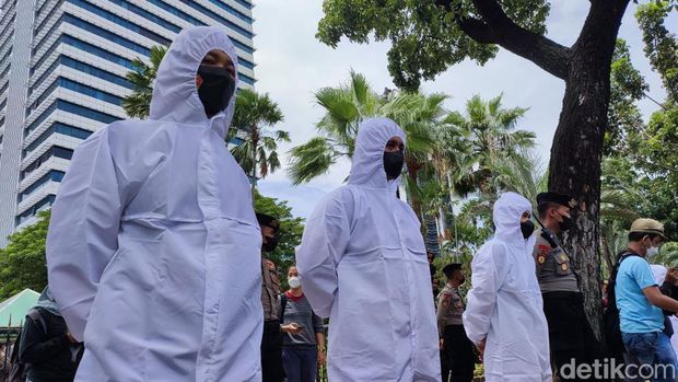 Koalisi Rakyat Tolak Penggusuran kembali demo di Balai Kota DKI. Mereka meminta Anies Baswedan mencabut pergub penggusuran era Ahok. (Nahda RU/detikcom)