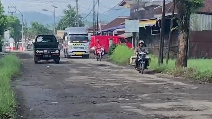 Kondisi jalan provinsi di Cianjur rusak parah.