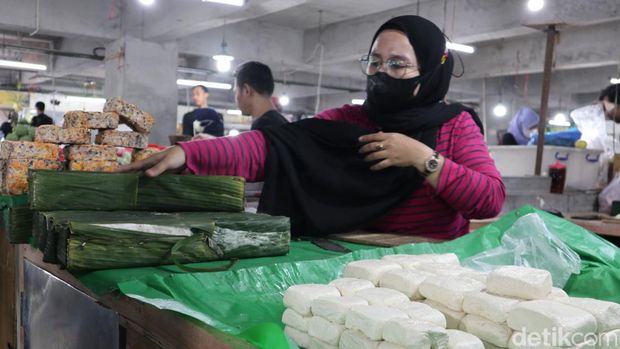 Konsumen memilih tempe di Pasar Kosambi Bandung.