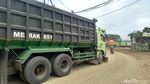 Potret Truk Kontainer Terbalik di Jalan Perancis Tangerang yang Rusak