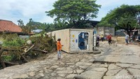 Warga sekitar, Leman (64), mengatakan truk kontainer ini terbalik sekitar pukul 00.00 tadi malam. Dia mengatakan penyebab utama kontainer ini terbalik karena kondisi jalan yang miring dan rusak parah.