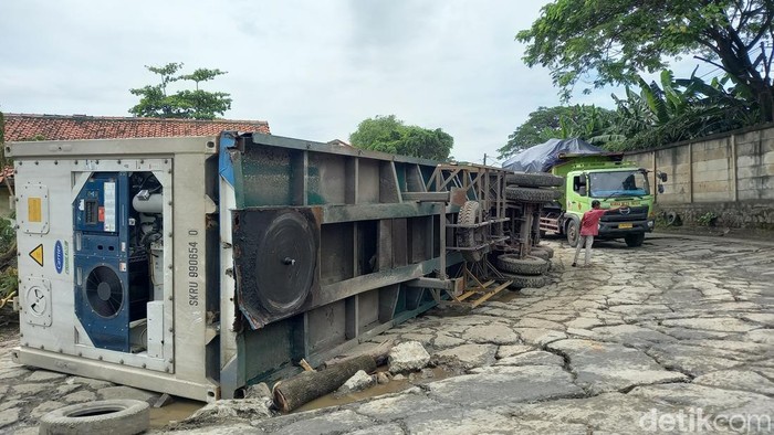 Kontainer dari truk yang terbalik di Jalan Raya Perancis, Benda, Kota Tangerang belum dievakuasi. Akibat kecelakaan ini, kondisi lalu lintas di lokasi macet. (Khairul M/detikcom)