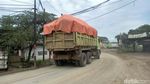 Potret Truk Kontainer Terbalik di Jalan Perancis Tangerang yang Rusak