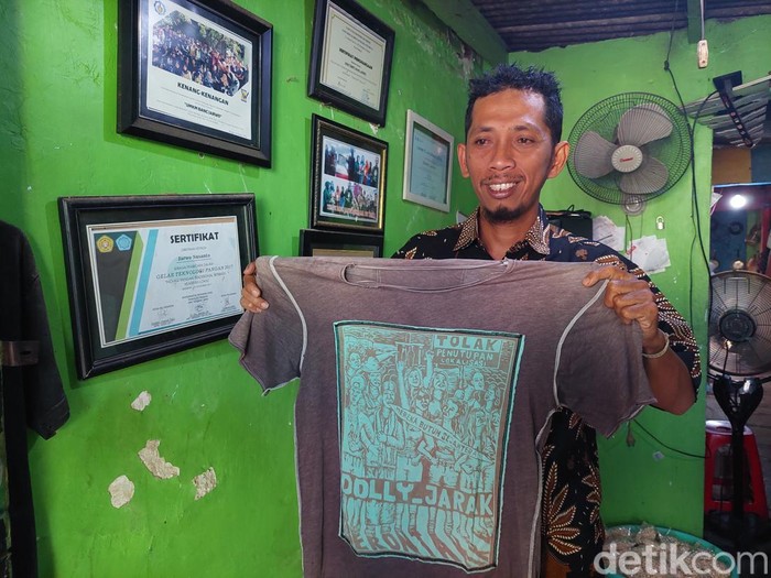 lelang kaus penutupan dolly