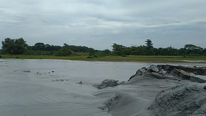 Letusan lumpur mengandung gas sulfur atau belerang dan garam di Desa Grabagan, Kecamatan Kradenan, Kabupaten Grobogan, Selasa (22/2/2022).