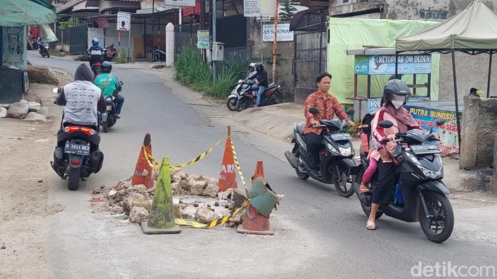 Lubang di tengah Jalan Haji Gofur, Bandung Barat akhirnya diperbaiki.