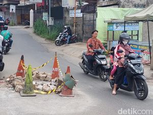 Lubang di Tengah Jalan Haji Gofur Akhirnya Ditambal, Tapi...