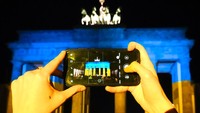 Gerbang Brandenburg diterangi dengan warna bendera Ukraina sebagai bentuk solidaritas dengan negara itu selama ketegangan dengan Rusia.  