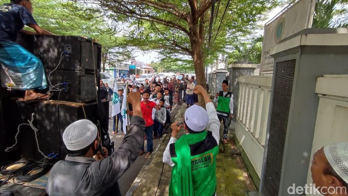 Massa mengawal sidang tuntutan penista agama M Kace di PN Ciamis.