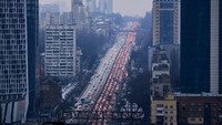 Usai mengisis BMM, warga Kyiv langsung berbondong-bondong meninggalkan pusat kota. Getty Images/Pierre Crom
